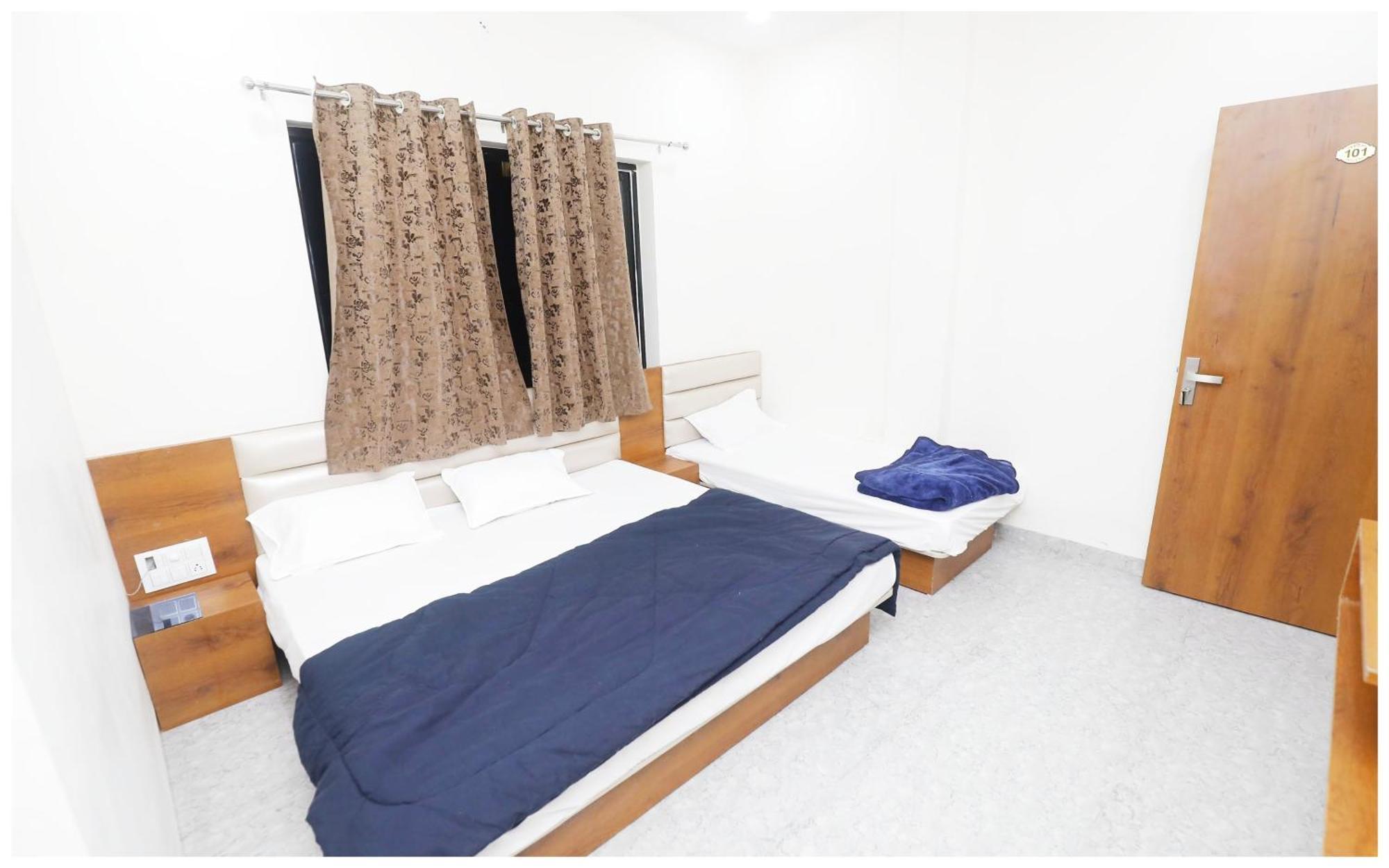 Premium Hotel Ujjain - G A R I M A - Near Mahakal Temple And Rivar - Railway Station - Hygiene & Spacious Room - With Wifi- And Parking Facilities - Best Hotel In 乌贾因 外观 照片