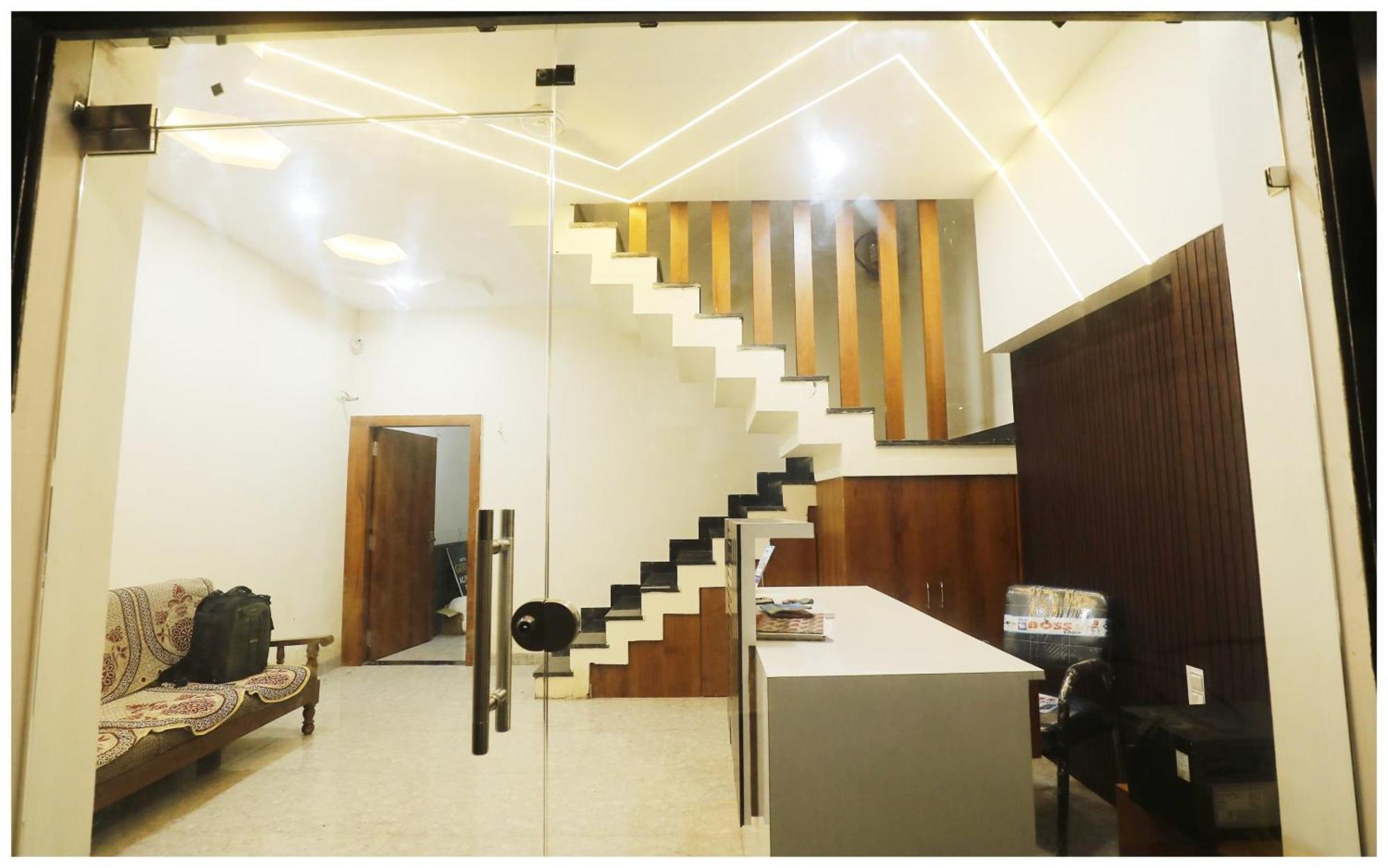 Premium Hotel Ujjain - G A R I M A - Near Mahakal Temple And Rivar - Railway Station - Hygiene & Spacious Room - With Wifi- And Parking Facilities - Best Hotel In 乌贾因 外观 照片