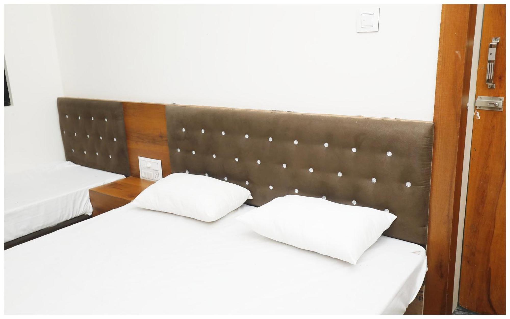 Premium Hotel Ujjain - G A R I M A - Near Mahakal Temple And Rivar - Railway Station - Hygiene & Spacious Room - With Wifi- And Parking Facilities - Best Hotel In 乌贾因 外观 照片