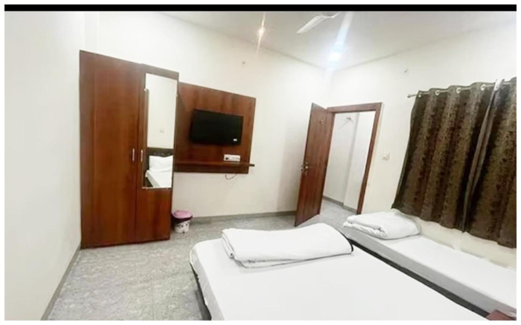 Premium Hotel Ujjain - G A R I M A - Near Mahakal Temple And Rivar - Railway Station - Hygiene & Spacious Room - With Wifi- And Parking Facilities - Best Hotel In 乌贾因 外观 照片