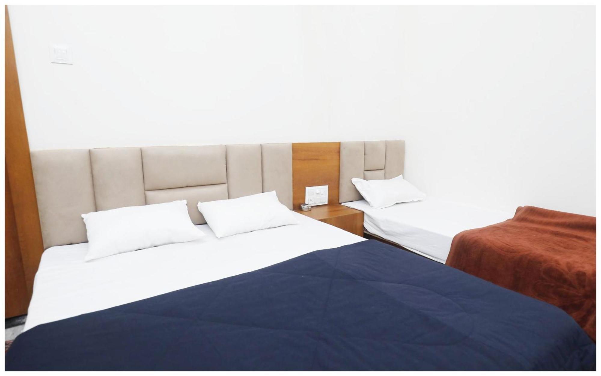 Premium Hotel Ujjain - G A R I M A - Near Mahakal Temple And Rivar - Railway Station - Hygiene & Spacious Room - With Wifi- And Parking Facilities - Best Hotel In 乌贾因 外观 照片